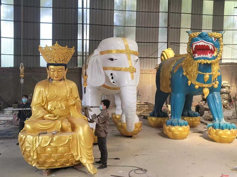 พระประทับนั่งสวมมงกุฎ